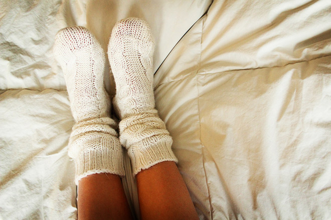 Wearing socks in bed: some good reasons to break the habit!
