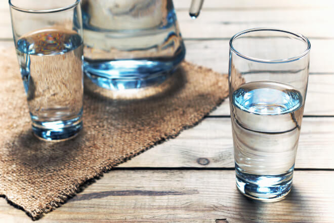 Drinking water before bedtime? A healthy and restful habit!